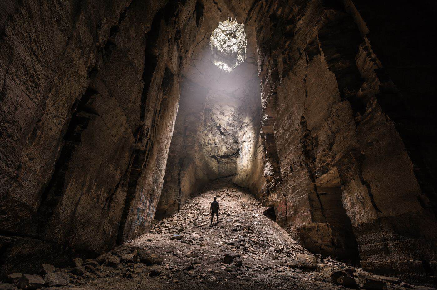 Un espace ancien, silhouette au seuil de la lumière