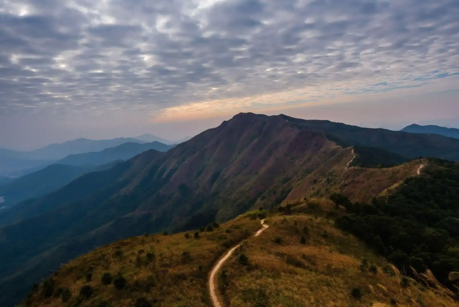 Crête de montagne dans la lumière du matin — un chemin qui se dessine peu à peu