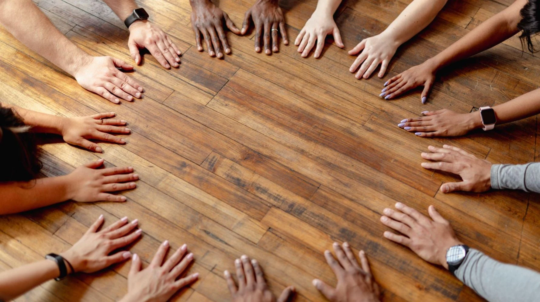 Cercle de mains, atelier collectif