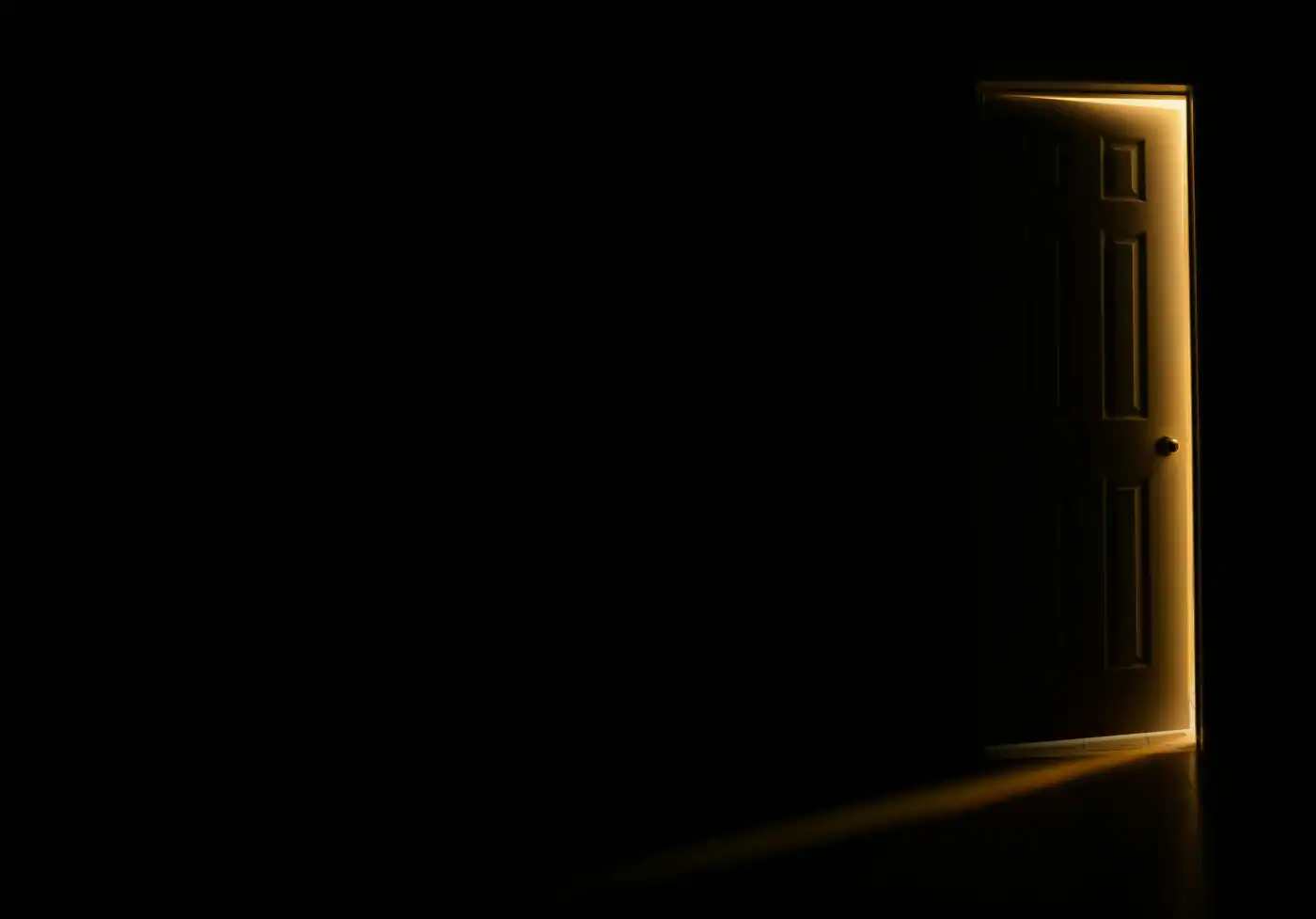 Porte dorée dans l'obscurité — quelque chose lâche déjà
